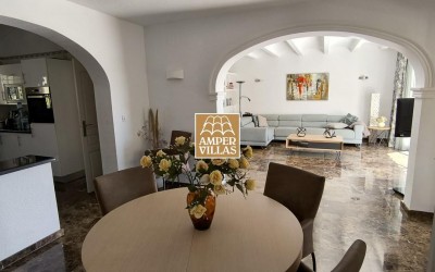 Romslig og vakker villa i middelhavsstil med gjesteleilighet